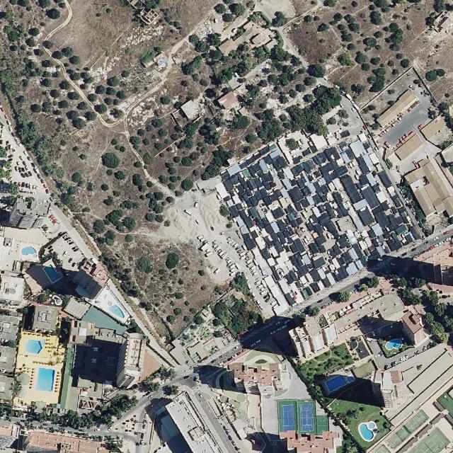 Ortofoto actual del mismo encuadre en Benidorm: bloques de apartamentos con piscina