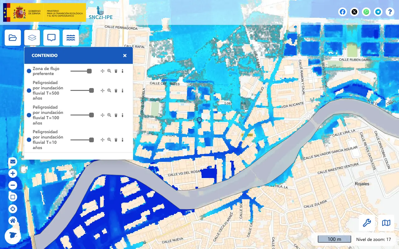 Het paneel Contenido van de SNCZI-viewer met vier lagen aan (zona de flujo preferente en de overstromingskaarten voor T=500, T=100 en T=10 jaar) boven hetzelfde dorp