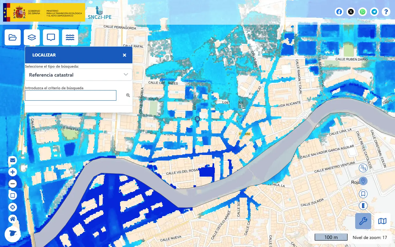 De SNCZI-viewer ingezoomd op een dorp aan de Segura in de Vega Baja, met blauwe overstromingszones over de straten, een grijze band over de rivier en een markering op het gezochte perceel
